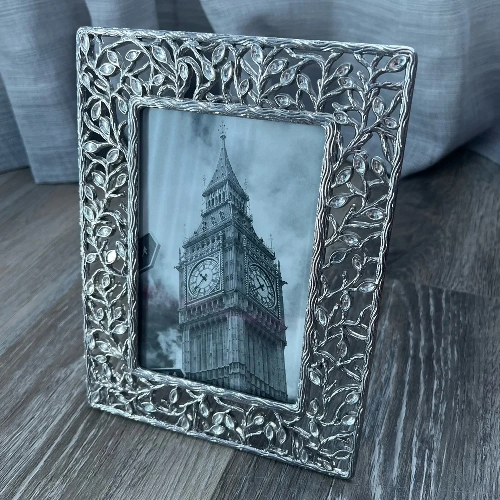 NWOT silver and crystal vine pattern 4x6 frame